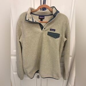 Patagonia Snap-T Synchilla Fleece in Cream and with green accents. Like new